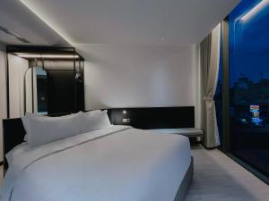Postel nebo postele na pokoji v ubytování The Concept Hotel HCMC- District 1