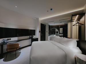 Postel nebo postele na pokoji v ubytování The Concept Hotel HCMC- District 1