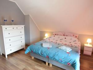 a bedroom with a bed and a white dresser at Bright and friendly furnished holiday home in Kopalino in Kopalino