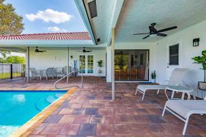 une maison avec une piscine et une terrasse dans l'établissement 4/3.5 House with pool- Boynton Beach, FL., à Boynton Beach