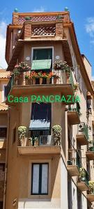 un edificio con un cartello sul lato di Casa Pancrazia a Taormina