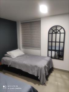 Llit o llits en una habitació de Apartaestudio Maridiaz