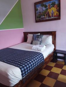 Rúm í herbergi á HOTEL EL ALMENDRO