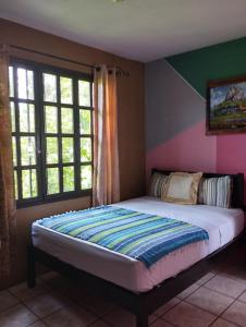 1 dormitorio con 1 cama grande en una habitación en HOTEL EL ALMENDRO, en Copan Ruinas