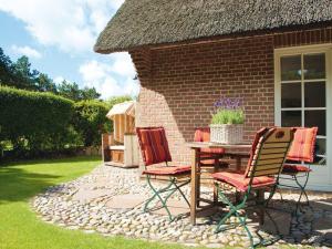 a table and chairs in front of a house at Enenhoog-Flugente in Kampen