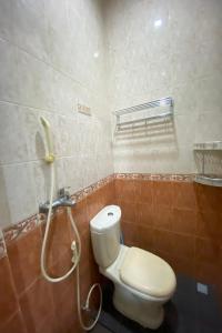 uma casa de banho com um WC e um chuveiro em SPOT ON 92843 Paris Syariah em Nagoya