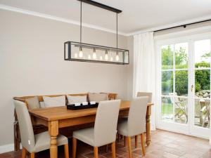 uma sala de jantar com uma mesa de madeira e cadeiras em Drosselhues-Sued em Kampen