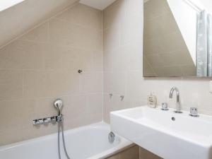 een badkamer met een wastafel en een bad bij Kampbarg-36 in Kampen