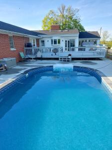 a large blue swimming pool in front of a house at 4BR Home - Pets Allowed by ARK Experience in Williamstown