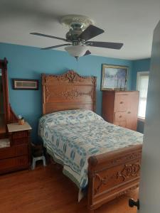 1 dormitorio con 1 cama y ventilador de techo en 4BR Home - Pets Allowed by ARK Experience en Williamstown