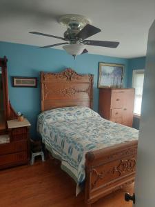 a bedroom with a bed and a ceiling fan at 4BR Home - Pets Allowed by ARK Experience in Williamstown