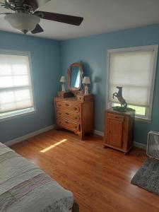 a bedroom with a bed and a tv on a dresser at 4BR Home - Pool, hot tub pet friendly by ARK Experience in Williamstown