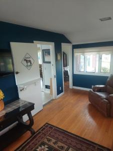 sala de estar con paredes azules y sofá en 4BR Home - Pets Allowed by ARK Experience en Williamstown