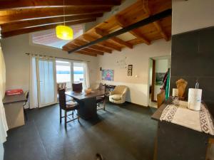 sala de estar amplia con mesa y sillas en Lake en San Carlos de Bariloche