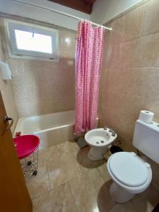 uma casa de banho com um WC, um lavatório e uma banheira em Lake em San Carlos de Bariloche
