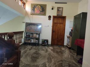 salon z marmurową podłogą i drzwiami w obiekcie Entire 4 Bedroom villa w mieście Thiruvananthapuram