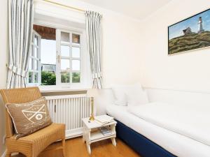 ein Schlafzimmer mit einem Bett, einem Stuhl und einem Fenster in der Unterkunft Rasmus 1 in Kampen