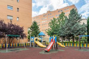 um parque infantil com escorrega num parque em Impresionante apartamento de 4 dormitorios 3 baños y 2 plazas de garaje em Madri