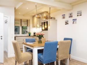 - une cuisine et une salle à manger avec une table et des chaises dans l'établissement Sonnenhof-F, à Kampen