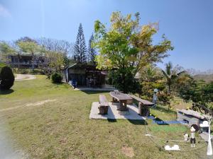 un parque con una mesa de picnic en el césped en Baan Suan Plearndara en Wang Nam Khieo