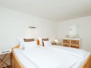 カンペンにあるLukas-Huesのベッドルーム(白い大型ベッド、白い枕付)