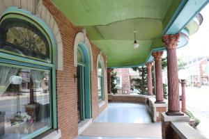 Adamstown的住宿－VAAST Bed & Breakfast，一座拥有绿色天花板和柱子的建筑