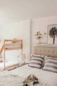 ein Schlafzimmer mit einem Bett mit gestreiften Kissen in der Unterkunft Sweet Tide O Moyne in Port Fairy