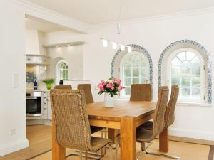 - une salle à manger avec une table et des chaises en bois dans l'établissement Heideblick, à Kampen