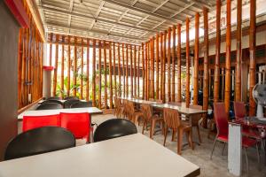 En restaurang eller annat matställe på RedDoorz Syariah at Bumi Siliwangi Residence Padang