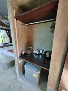 een kleine kamer met een zwarte tafel in een kamer bij Baan Suan Plearndara in Wang Nam Khieo