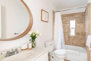 une salle de bain avec un lavabo, des toilettes et un miroir dans l'établissement Luxury Victorian House 10 mins to SF, Rose Garden & 3 Private Parking, à Oakland 31 autres photos