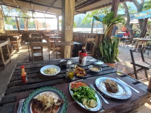 Un restaurante o sitio para comer en Beach House Ilha da Gigóia