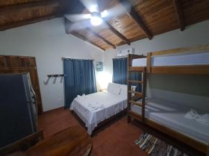 Tempat tidur susun dalam kamar di Casa Rosada Nosara