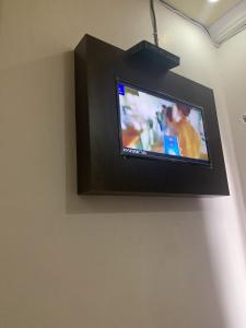 telewizor z płaskim ekranem na ścianie w pokoju w obiekcie OYO 92899 Penginapan Laota Syariah w Luwuk