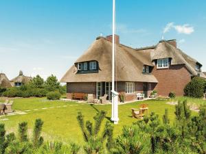 a thatch roofed house with a yard at Nug-Pot-House in Kampen