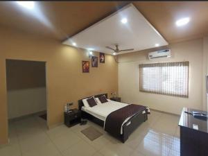una camera da letto con un letto in una stanza di HMT COMFORTS a Hassan