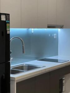 Η κουζίνα ή μικρή κουζίνα στο Vinhomes Smart City - Căn phòng tình yêu full tiện ích