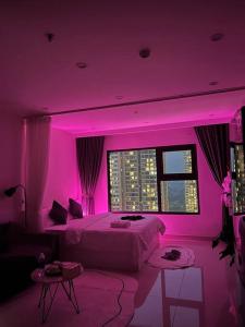 Μια τηλεόραση ή/και κέντρο ψυχαγωγίας στο Vinhomes Smart City - Căn phòng tình yêu full tiện ích