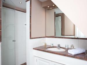 a bathroom with a sink and a shower at Prahl-Hues-4 in Kampen