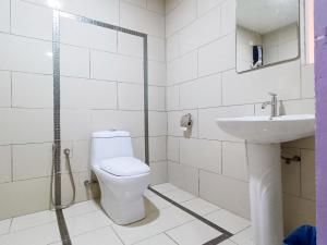 uma casa de banho com um WC e um lavatório em First Residence Hotel by RVH em Cukai