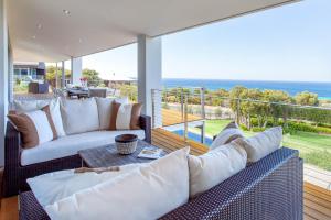 ダンズボローにあるBilyarra I Private Propertiesのソファ付きのリビングルームが備わり、海の景色を望めます。