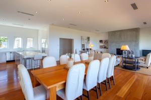 ダンズボローにあるBilyarra I Private Propertiesのテーブルと白い椅子のあるダイニングルーム