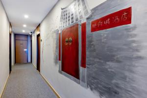 Fotografie z fotogalerie ubytování Happy Dragon Hotel -- Nearby Tiananmen square & Forbidden City & Wangfujing Street & Line 5,6,8 Subway Nearby & Free coffee & Free laundry & Fluent English speaking & Tourist attractions ticket service & Free WiFi unlimited for Western software v Pekingu
