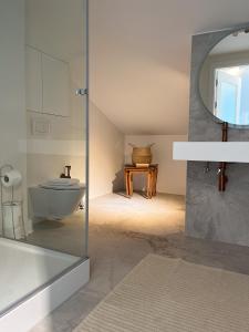 a bathroom with a tub and a sink and a toilet at Apartament Grossa w stylu Japandi - Dream Apart in Bielsko-Biała