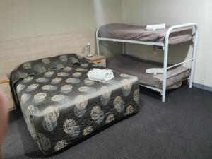 Postel nebo postele na pokoji v ubytování Kambah Inn