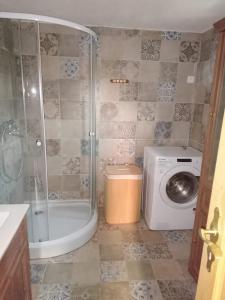 Bilik mandi di Cosy house for relaxing and sightseeing