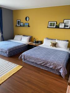 Giường trong phòng chung tại Jeju Claire de lune