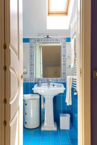 サレルノにあるSuite Aphrodite - Exclusive Flatの青いバスルーム(シンク、鏡付)