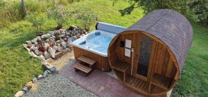 a hot tub in a gazebo in a garden at Réteskert vendégház és apartman in Bélapátfalva