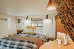 Un dormitorio con una cama con un osito de peluche. en Ashley's Treehouse at El Mistico, en Nogal
